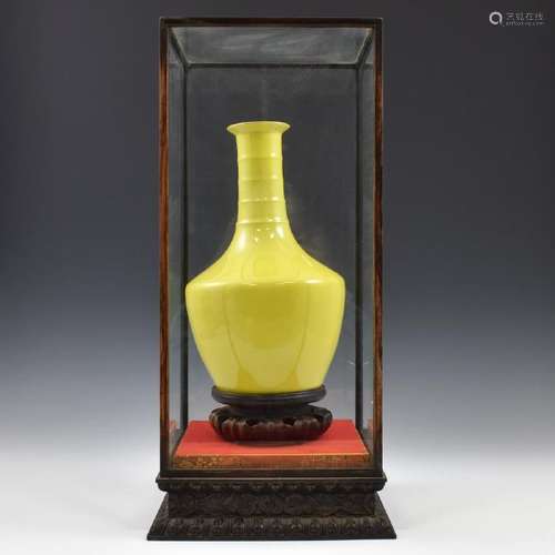 YONGZHENG YELLOW MONOCHROME GLAZED REWARD VASE IN