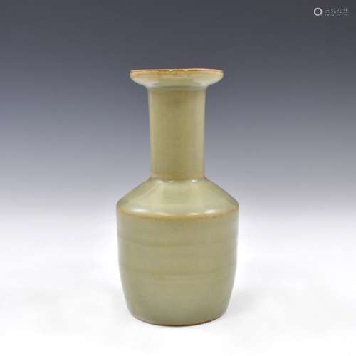 CHINESE MING LONGQUAN CELADON MALLET VASE