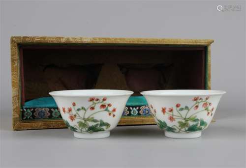 PAIR OF CHINESE PORCELAIN FAMILLE ROSE CUPS