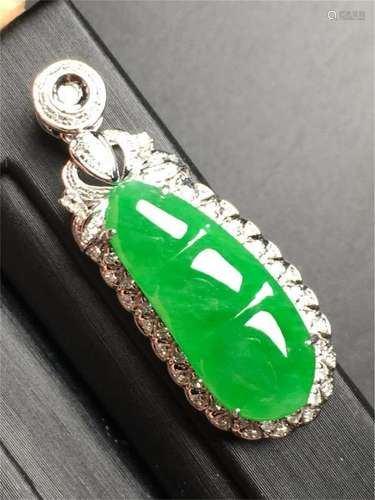 18K WHITE GOLD DIAMOND NATURAL JADEITE BEAN PENDANT