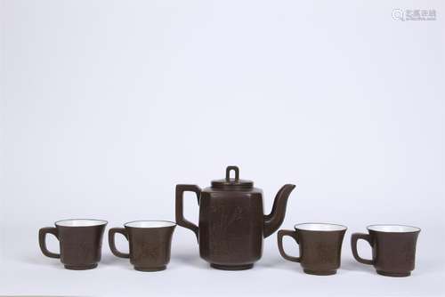 A SET OF CHINESE YIXING ZISHA CLAY TEA POT WITH FOUR CU