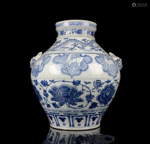 CHINESE PORCELAIN BLUE AND WHITE FLOWER JAR