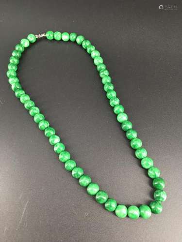 A natural jadeite necklace