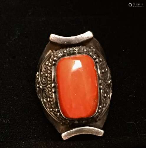 A sterling silver coral ring, 92.5 mark