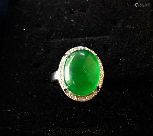 A white gold jadeite ring