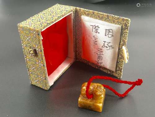 Qing dynasty white jade carved seal