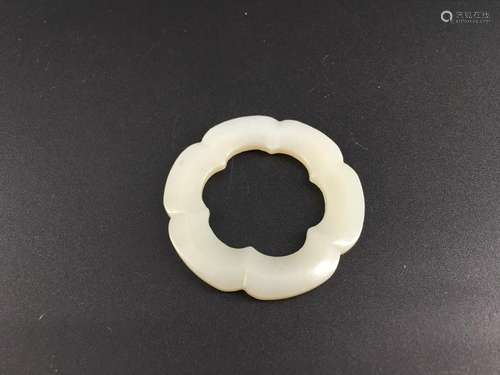 A white jade carved loop