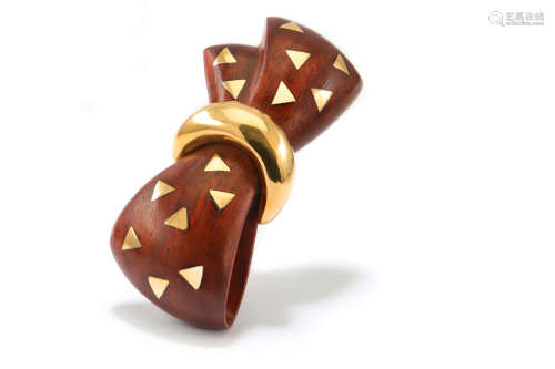 A wood and gold brooch, by Van Cleef & Arpels, 1980