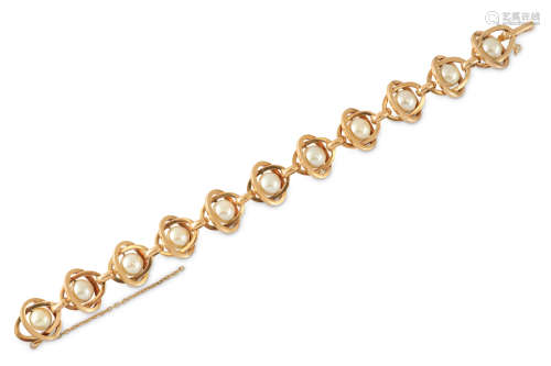 A cultured pearl bracelet