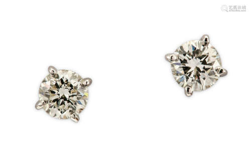 A pair of diamond earstuds