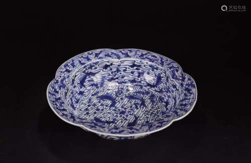 A Blue and White Fishes Plate Wanli Mark