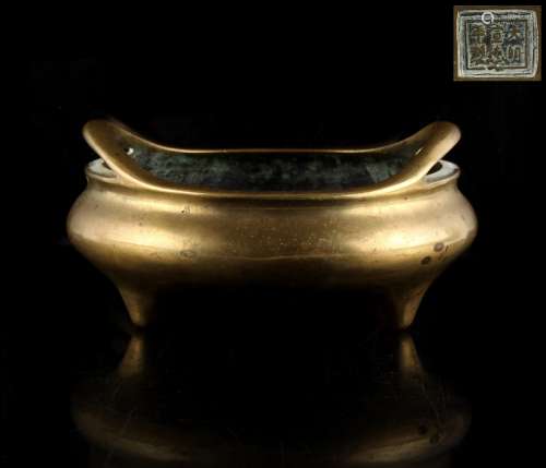 A Chinese bronze tripod censer with pierced handles, 18th / 19th century, apocryphal Xuande 6-