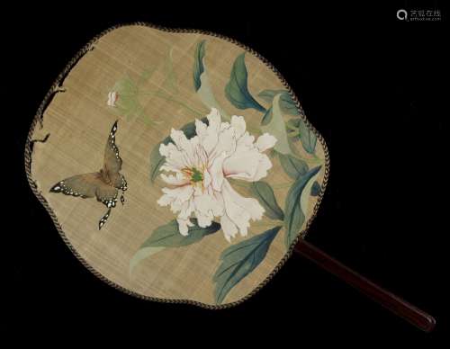 A late 19th / early 20th century Chinese painted silk fan, painted with a butterfly & flowers,