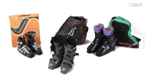 Property of a gentleman - a pair of Nordica Dynafit ski boots, EU size 8-8 1/2, in bag; together