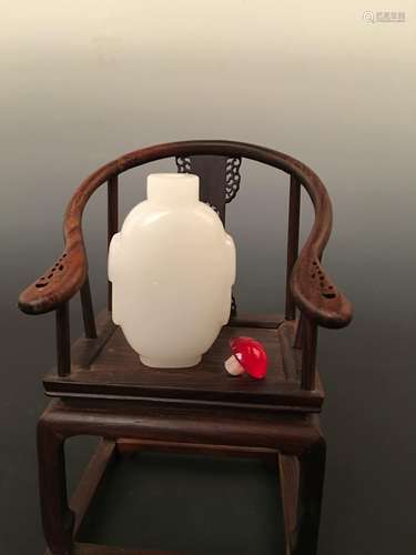 White Peiking Glass Snuff Bottle