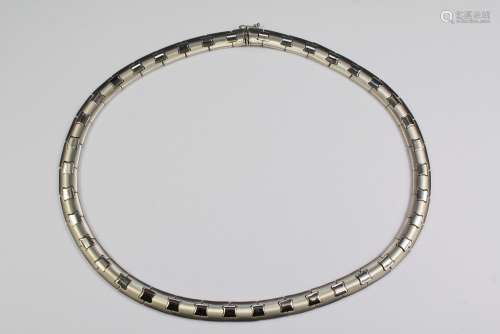 An 18ct White Gold Satin and Polished Finish Collar Necklace, approx 42 cms, approx 43