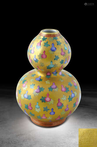 清 金地琺瑯彩浮雕葫蘆瓶