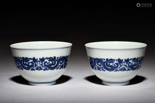 PAIR OF BLUE AND WHITE 'DRAGON' CUPS