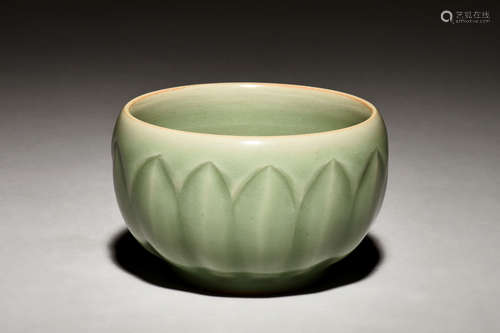 LONGQUAN WARE 'FLOWER PETALS' BOWL