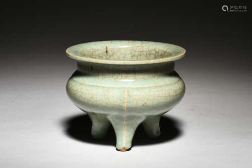 LONGQUAN WARE GE SHAPED TRIPOD CENSER