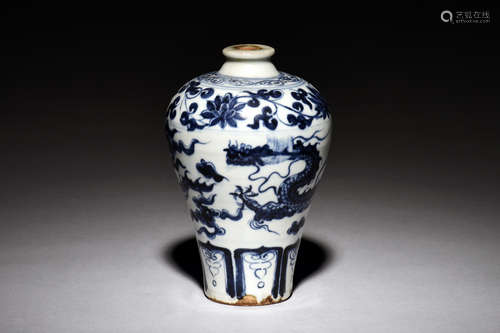 BLUE AND WHITE 'DRAGON' VASE, MEIPING