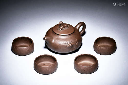 SET OF YIXING ZISHA 'DRAGON' TEAPOT AND CUPS