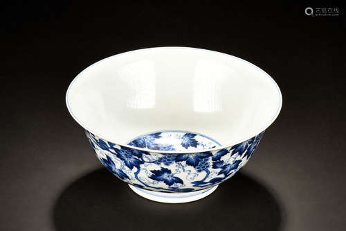 BLUE AND WHITE 'GRAPES' BOWL