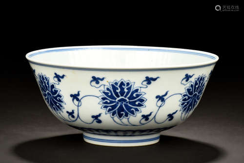 BLUE AND WHITE 'LOTUS FLOWERS' BOWL