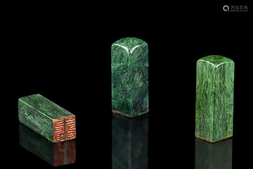 SET OF THREE MALACHITE STAMP SEALS