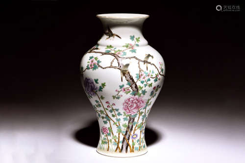 FAMILLE ROSE 'FLOWERS AND BIRDS' VASE