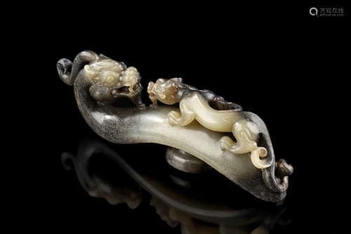 BLACK AND WHITE JADE CARVED DRAGON HOOK