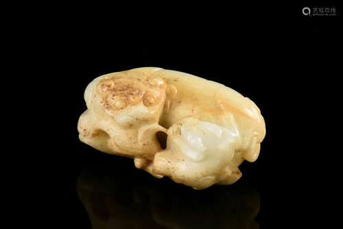 WHITE JADE CARVED 'LIONS' FIGURE