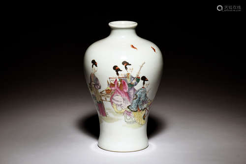 FAMILLE ROSE 'LADIES' VASE