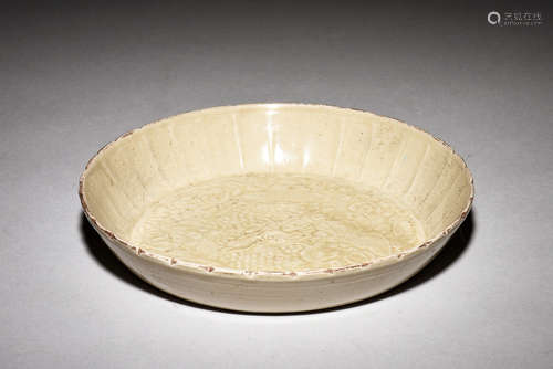 YAOZHOU WARE CARVED 'FLOWERS' LOBED BOWL