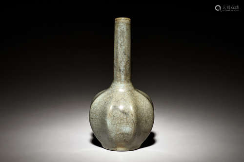 YUE WARE EIGHT-LOBED BOTTLE VASE