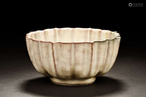 GUAN WARE PINK-CELADON GLAZED AND FLORIFORM BOWL