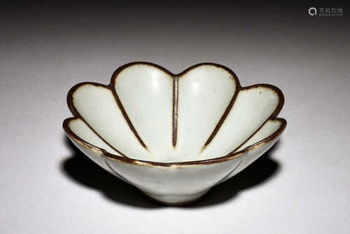 CELADON GLAZED FLORIFORM BOWL