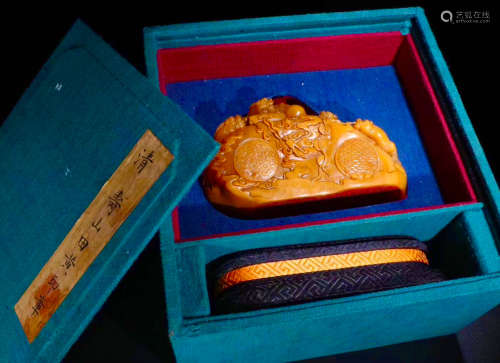 A TIANHUANG STONE CARVED MOUNTAIN SHAPED SEAL