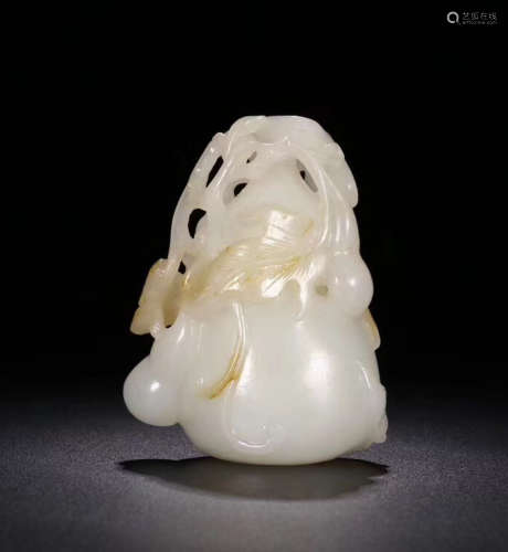 A HETIAN JADE CARVED WRAPPED GOURD PATTERN PENDANT