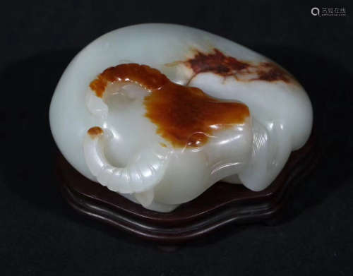 A HETIAN JADE CARVED CATTLE SHAPED PENDANT