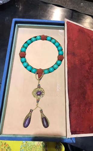 A TURQUOISE STONE BEAD STRING BRACELET