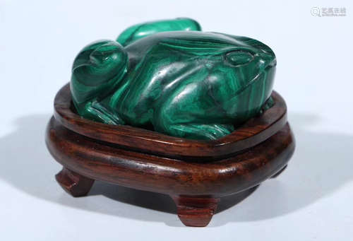 A MALACHITE STONE CARVED KIM MIN SHAPED PENDANT