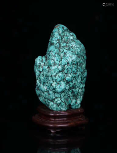 A TURQUOISE CARVED MOUNTAIN SHAPED ORNAMENT