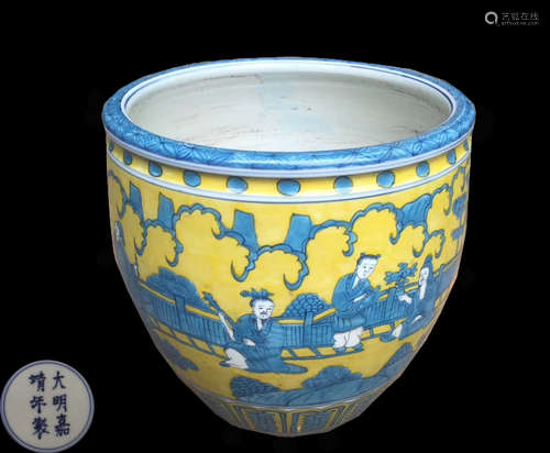 A FIGURE PATTERN ENAMELED JAR