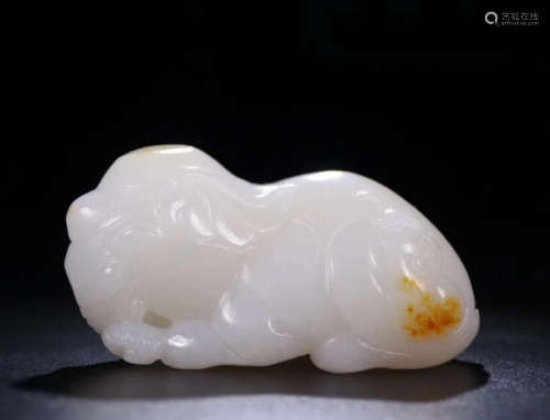A HETIAN JADE CARVED ELEPHANT SHAPED PENDNT
