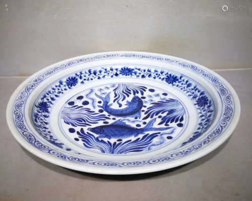 A BLUE AND WHITE FISH PATTERN PLATE