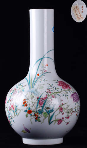 A FAMILLE ROSE FLORAL PATTERN VASE