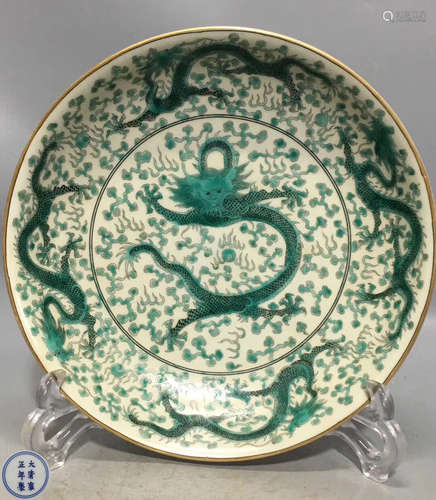 A GREEN DARGON PATTERN GILT RIM PLATE