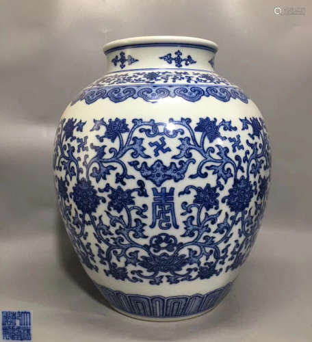 A BLUE AND WHITE LOTUS LEAFY PATTERN VASE