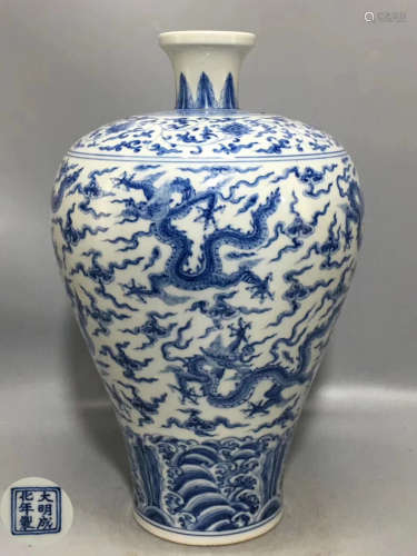 A BLUE AND WHITE DRAGON PATTERN MEI VASE
